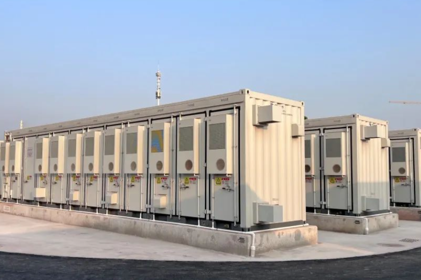 廣東：儲能電站嚴(yán)禁設(shè)置在高層建筑、商業(yè)綜合體、人員密集和具有粉塵、腐蝕性氣體場所內(nèi)，不應(yīng)貼鄰或設(shè)置在易燃易爆危險品的相關(guān)場所
